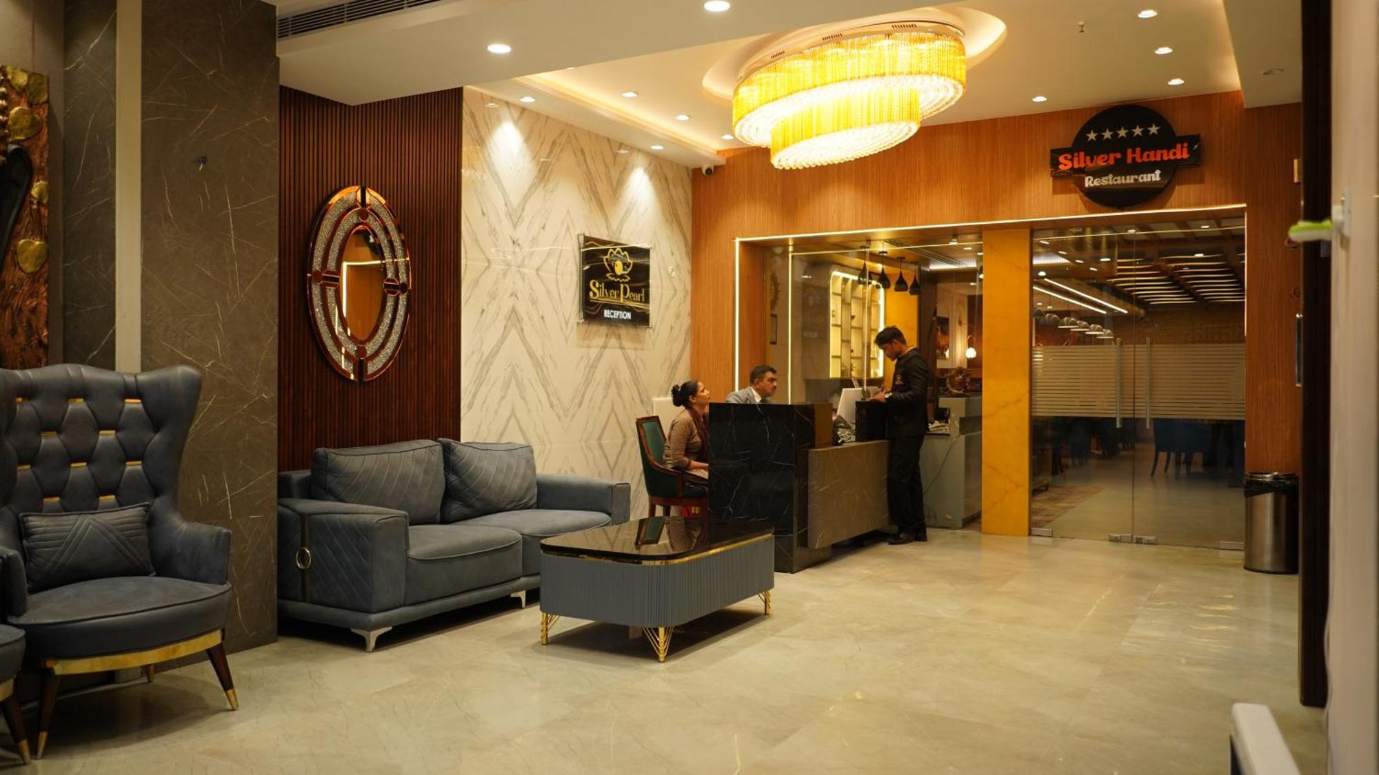Hotel Silver Pearl Aligarh Ngoại thất bức ảnh