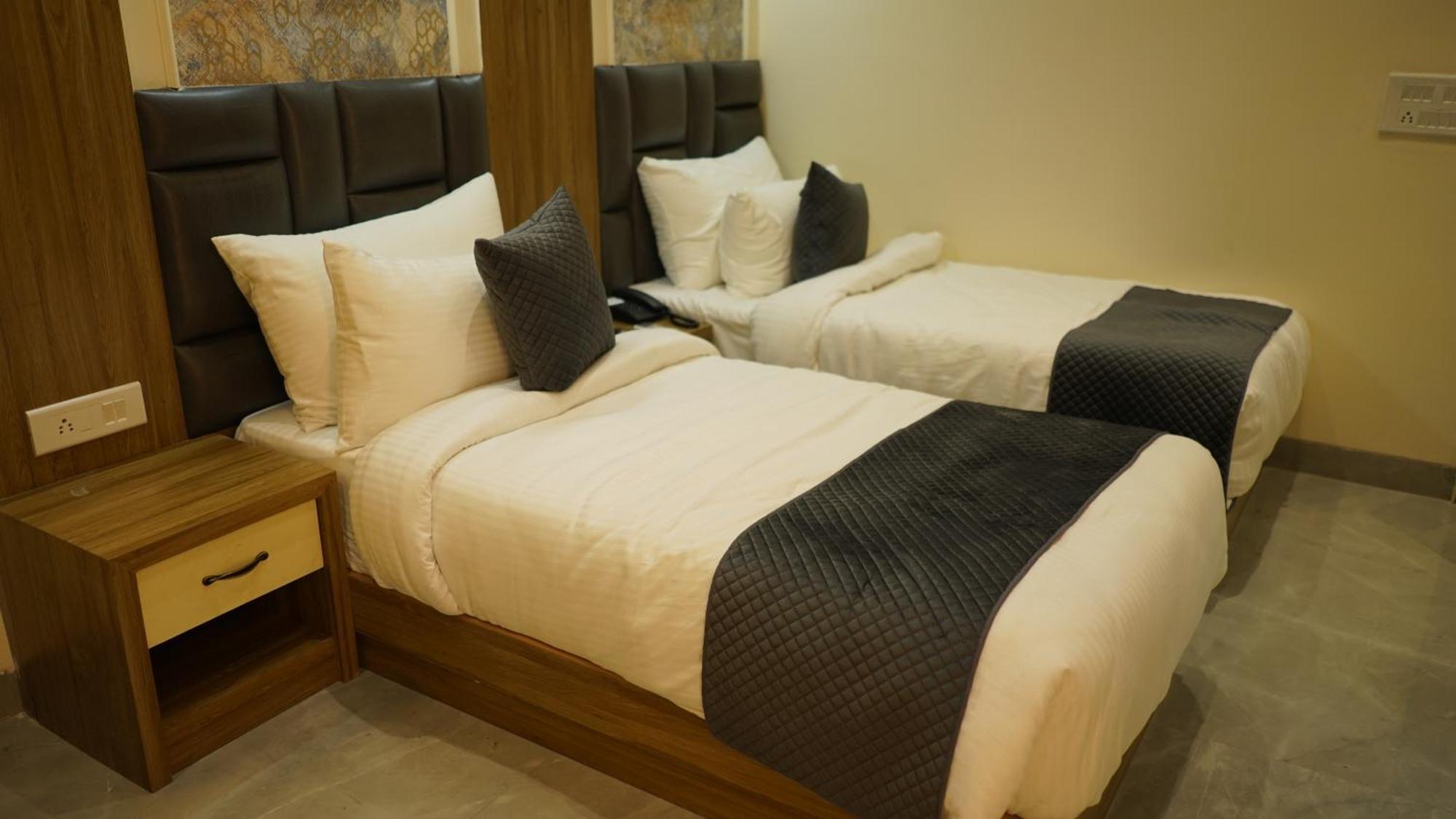 Hotel Silver Pearl Aligarh Ngoại thất bức ảnh