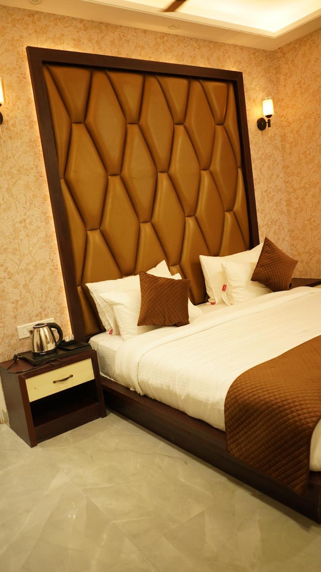 Hotel Silver Pearl Aligarh Ngoại thất bức ảnh