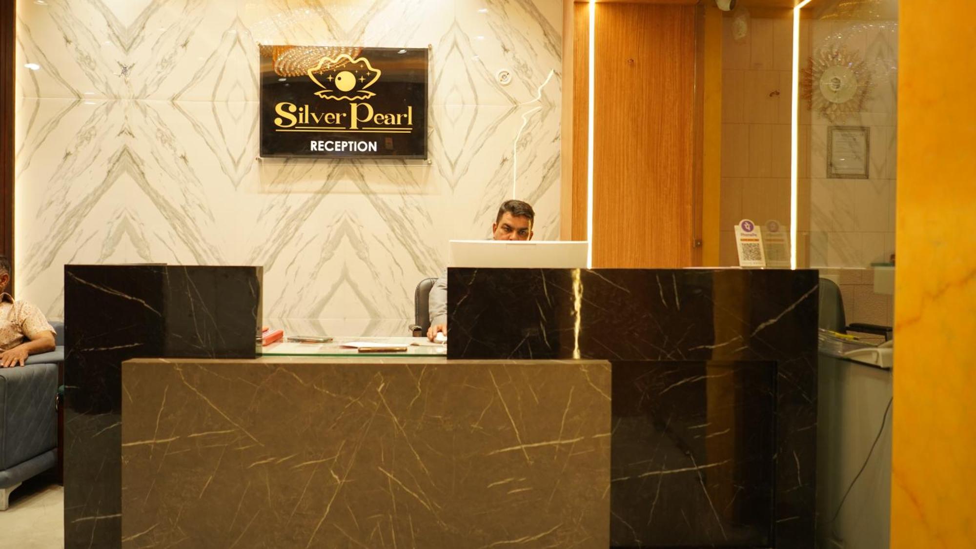 Hotel Silver Pearl Aligarh Ngoại thất bức ảnh