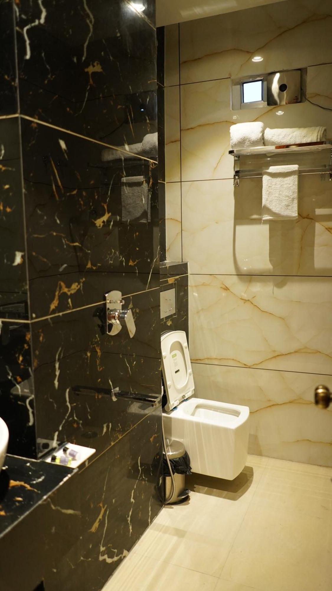 Hotel Silver Pearl Aligarh Ngoại thất bức ảnh